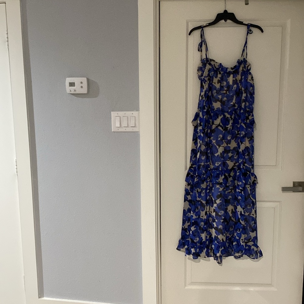 Pretty woman’s floral long dress with tied shoulder strings in midi length - Picture 4 of 4